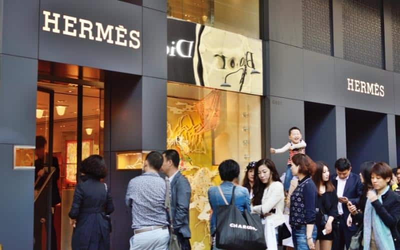 people-are-queuing-to-buy-Hermès