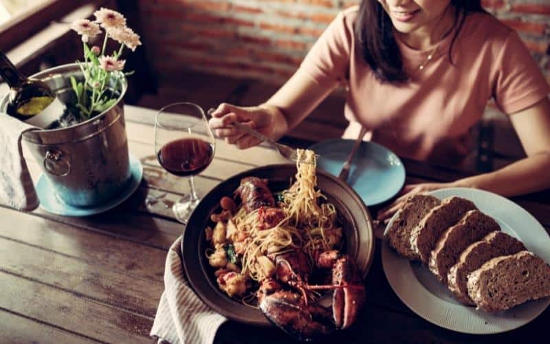 women-eating-Lobster