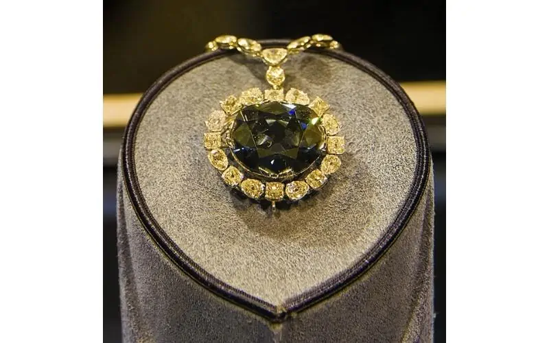 The-Hope-Diamond-Necklace