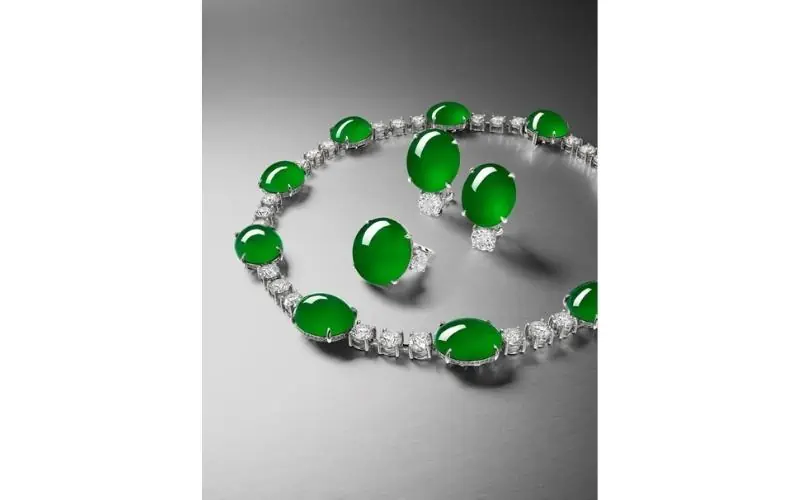 Imperial-Green-Jadeite-and-Diamond-Necklace