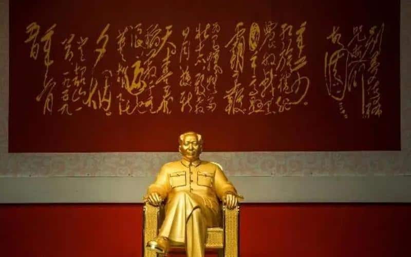 Gold-Chairman-Mao-Statue